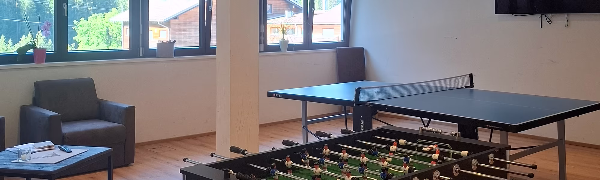 Spieleraum mit Tischtennisplatte und Tischfußball