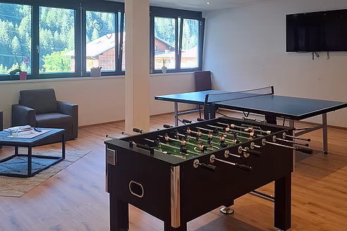 Spieleraum mit Tischtennisplatte und Tischfußball