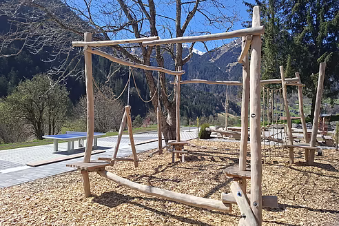 Außenbereich mit Spielplatz und Tischtennisplatte - Gastauer Apartments