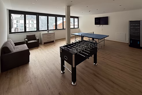 Spieleraum mit Tischtennisplatte und Tischfußball
