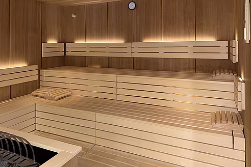 Sauna von innen mit Sitz- und Liegemöglichketien